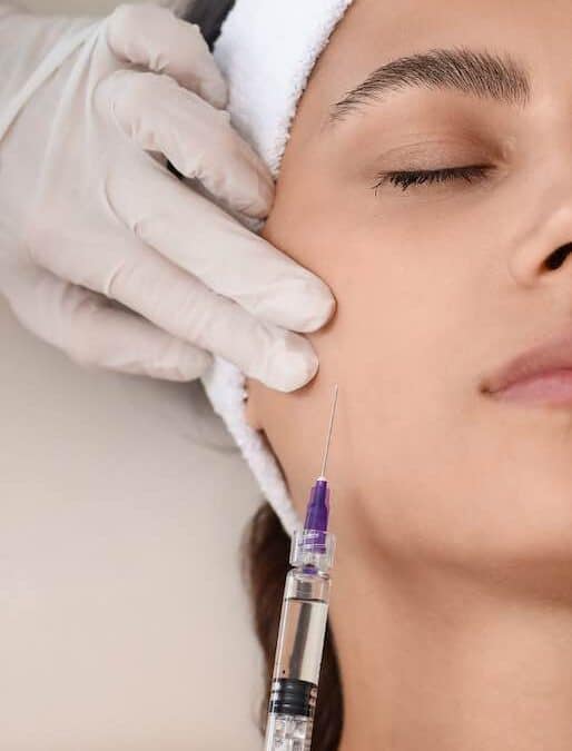Trattamento estetico viso con iniezione di filler, giovane e luminosa.
